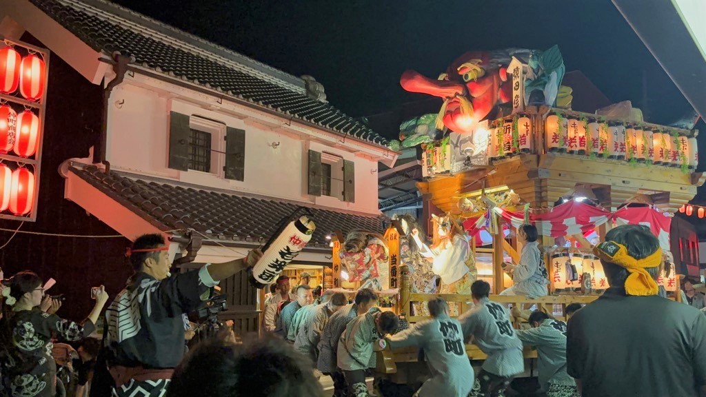 重伝建の町を練り歩く仲町の山車(桜川市観光協会提供)