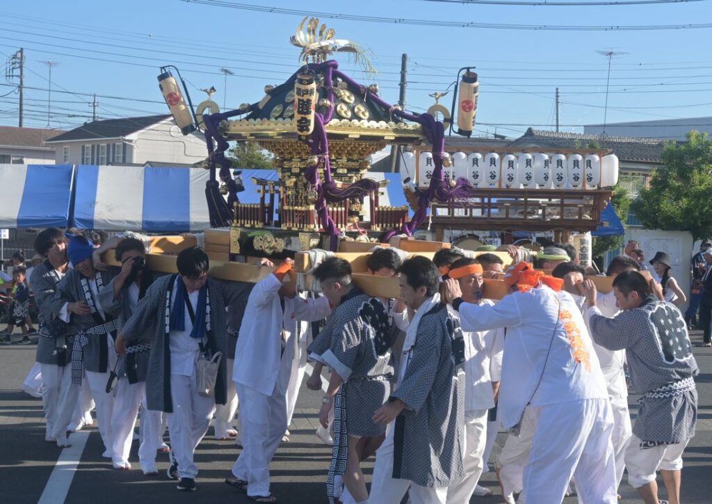 会場を威勢よく練り歩くみこし(2023年)