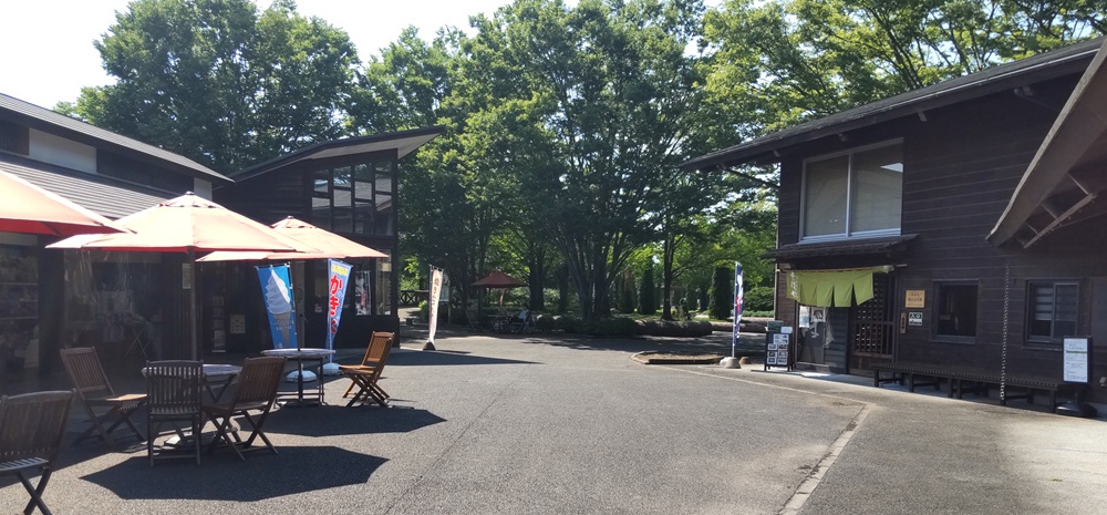 売店（左側）と蕎麦屋「ねーぶる庵」