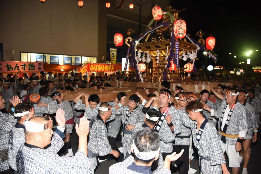下館祇園まつりに繰り出した、最重量の「平成みこし」=2019年7月26日、筑西市丙