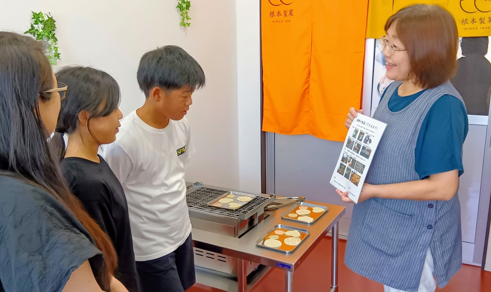店長の根本さんから焼き方の説明を受けます