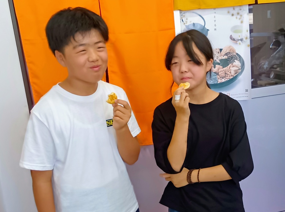 焼き立ての煎餅をファミリーといただきました