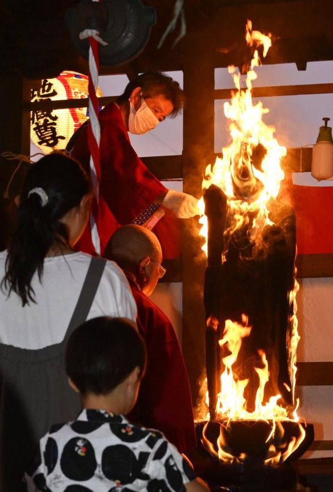 参拝者たちの病の完治や健康を願った炎に包まれるろうそく地蔵=23日午後6時35分、古河市高野