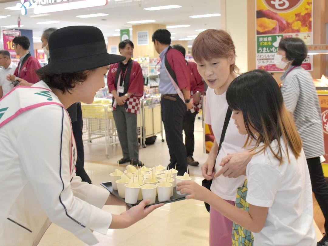 下妻甘熟梨を試食する買い物客ら=下妻市堀籠