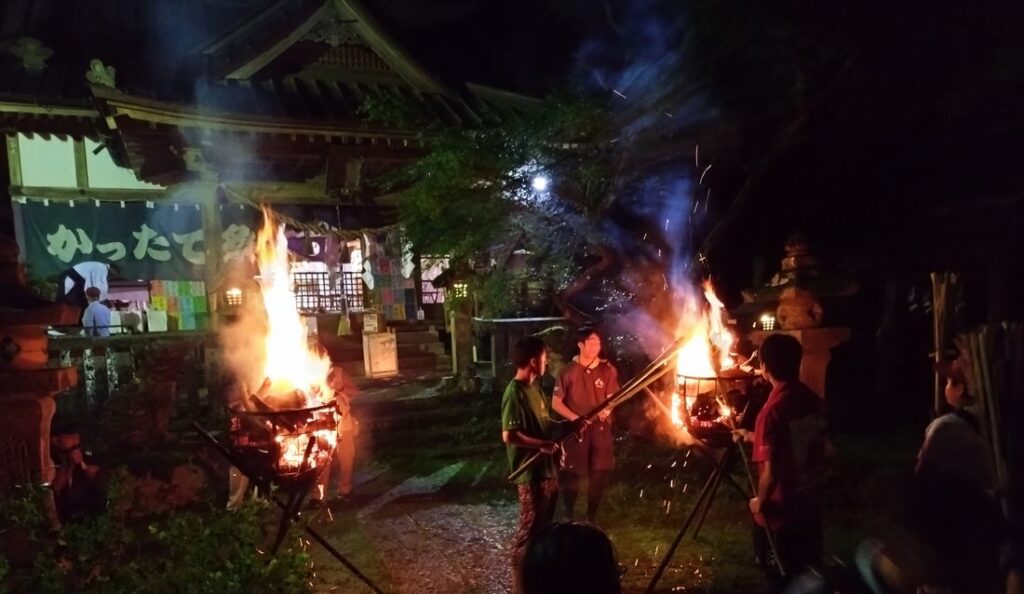 たいまつに火をつける氏子ら=2024年8月31日、桜川市真壁町山尾