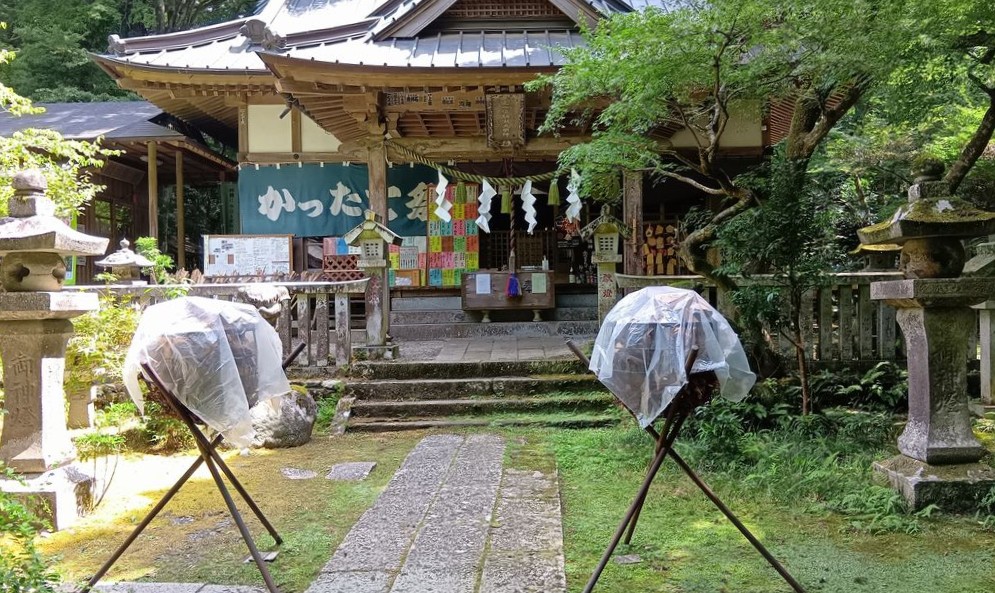 かがり火ほか「かったて祭り」の準備が進む五所駒瀧神社=桜川市山尾
