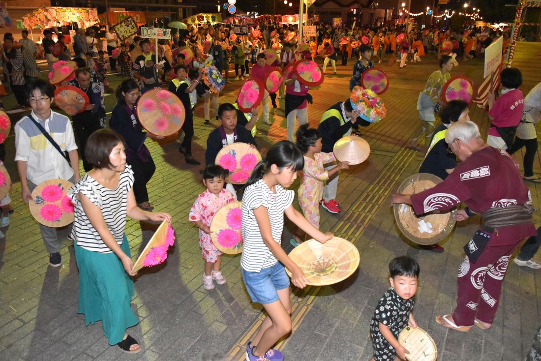 下館盆踊り大会で笠抜き踊りをする市民ら＝2019年8月17日、筑西市丙