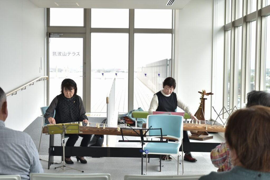 展望ラウンジで開かれた「和楽器ひろめ隊」のコンサート=2024年4月、下妻市本城町