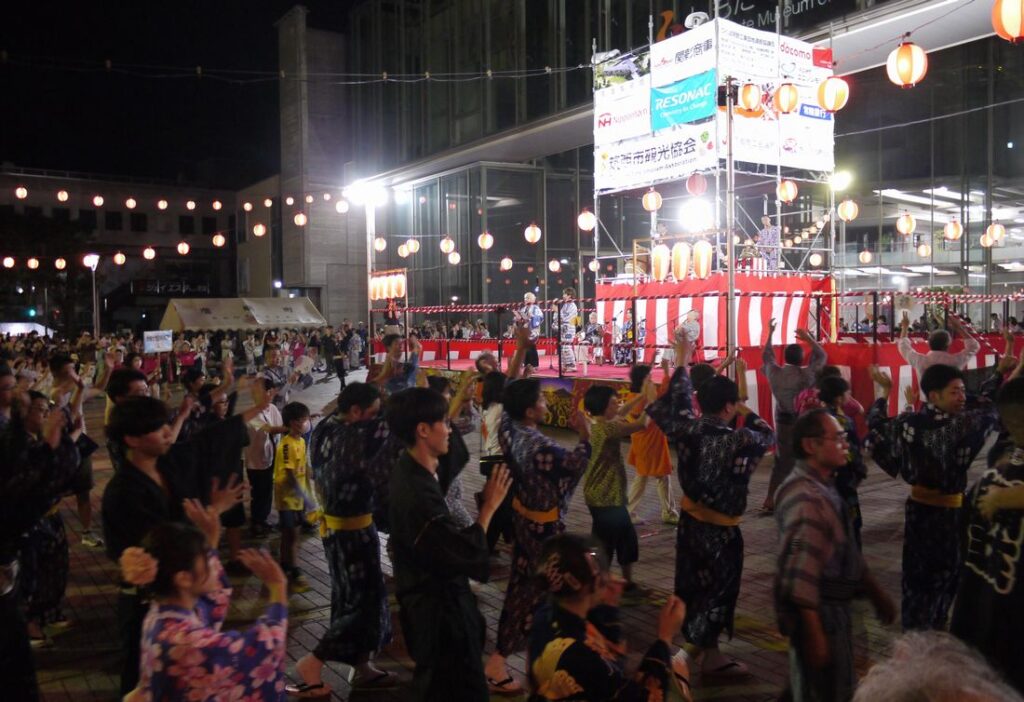 下館音頭を踊る市民ら＝2024年8月15日、筑西市丙