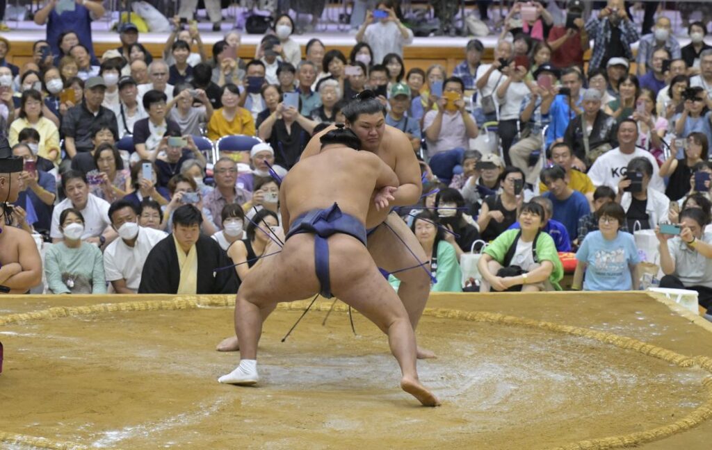 大相撲地方巡業の古河場所で綱横豊昇龍と取組みをする横綱大の里=イーエスはなもも体育館
