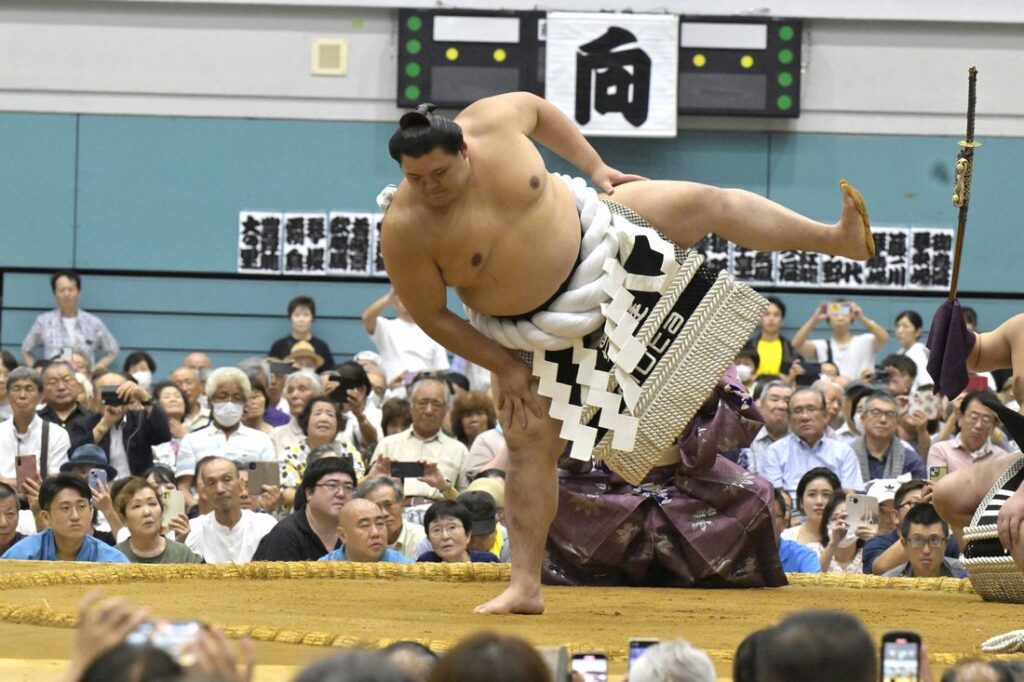 横綱になって初めて県内の巡業で横綱土俵入りをする大の里=イーエスはなもも体育館