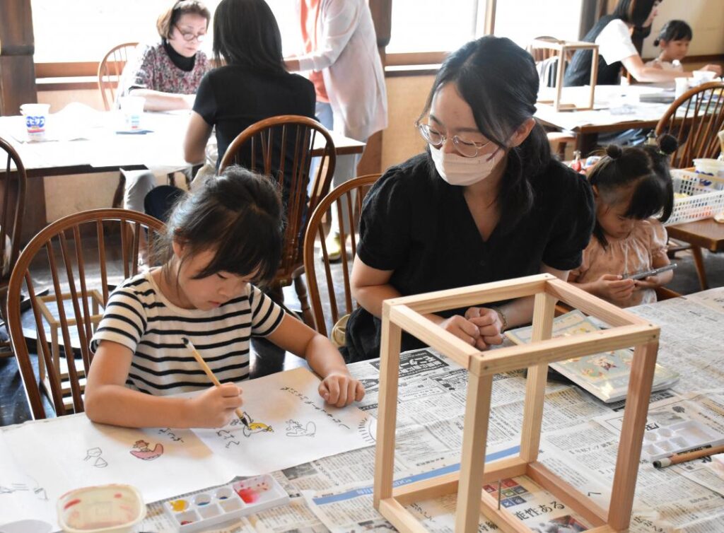 和紙に絵を描く児童=古河市中央町