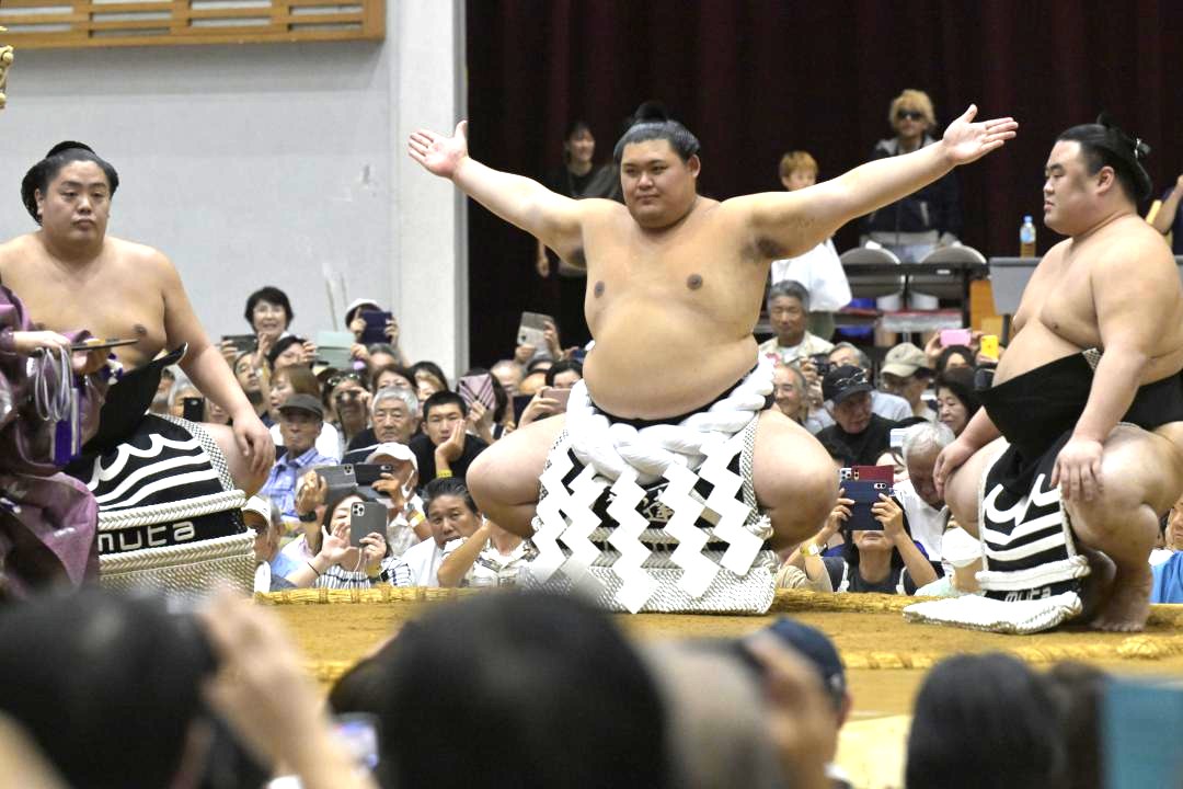 横綱になって初めて県内の巡業で横綱土俵入りをする大の里関=イーエスはなもも体育館