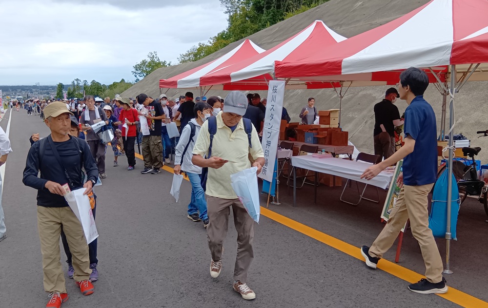 トンネル入口付近の物販・飲食コーナー=桜川市真壁町山尾