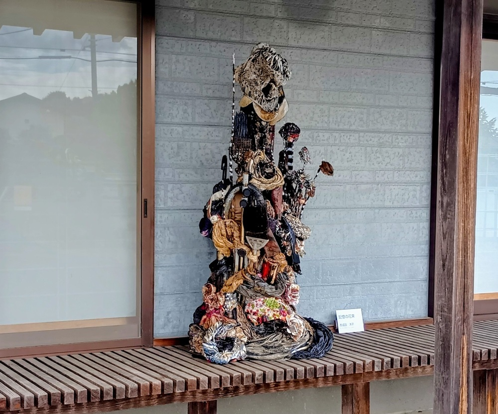 西成田洋子「記憶の花束」それぞれの役割を果たしたモノたちが、今、新たな表情を纏い抱えきれない花束となった
