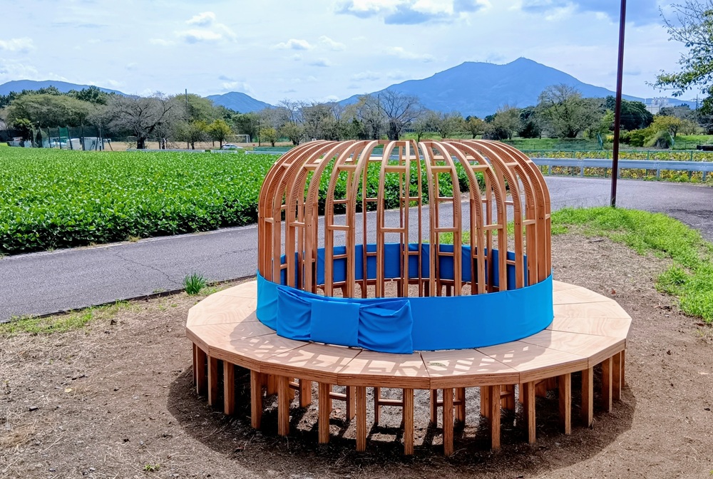 志賀政夫「そらいろのリボン」空から舞い降りた帽子かな？そらいろのリボンを付けた帽子です。みんなで座って空を眺めましょう