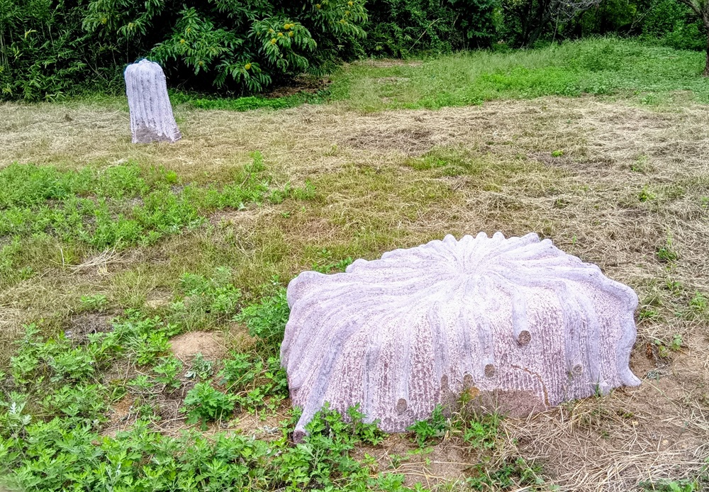 渡辺治美「Root」植物を地で支えるたくましい生命力に満ちた根。深い底から噴き出すようにうねり延びる。脈動する命の鼓動を表現したいと考えた。天災及び争いの絶えない地球。生きものの命の源とは何かと探りたくなる