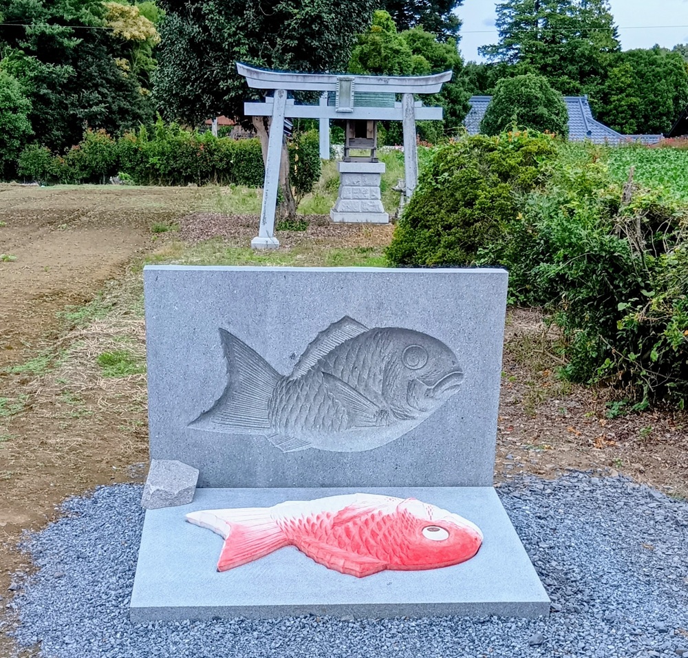 大栗克博「いにしえのお慶び」 中根地区には時代を感じさせる長屋門が多く、その門は人々のくらしを見守り、人を迎え入れ送り出してきたものでしょう。心をひかれ歩いていると、子供のころの記憶がよみがえりました（一部抜粋）