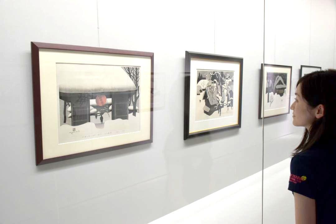 斎藤清の「会津の冬(67)坂下　立木観音」(左)などがそろう企画展=筑西市大塚