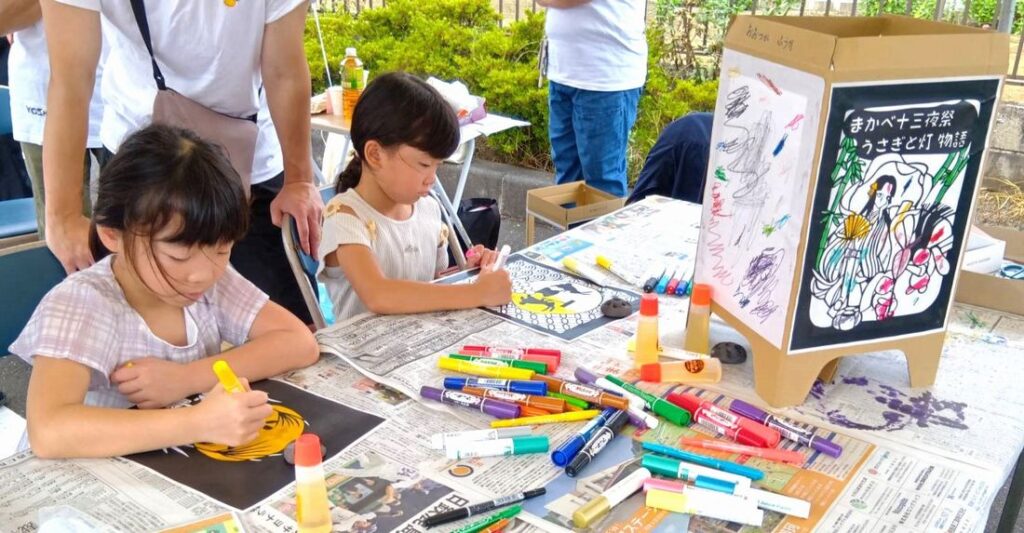 手作りあんどんに張る絵を描く子どもたち＝2025年9月13日