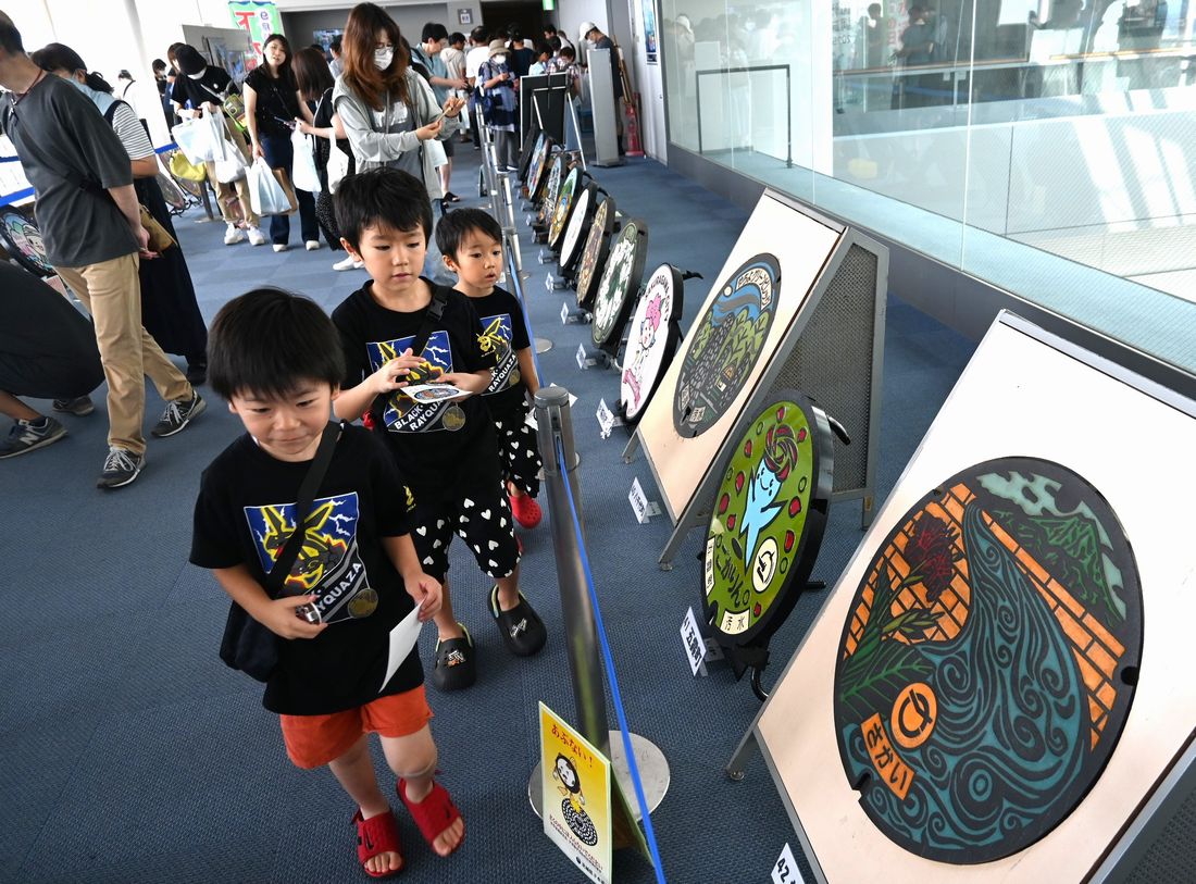 大人から子どもまで多くの人が訪れている「茨城県マンホール蓋展2025」＝県庁