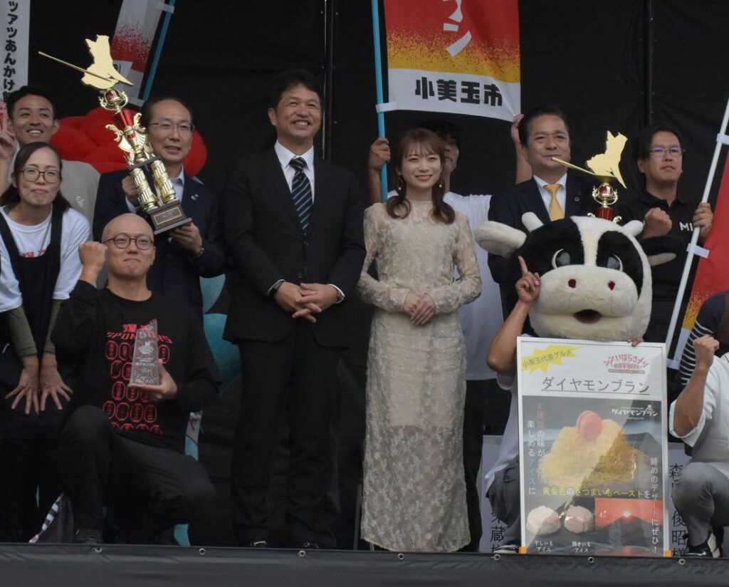 「シン・いばらきメシ総選挙2024」でグランプリに選ばれた五霞、小美玉賞賜待ちを表彰する大井川和彦知事（中央左）ら＝2024年10月14日、水戸市三の丸