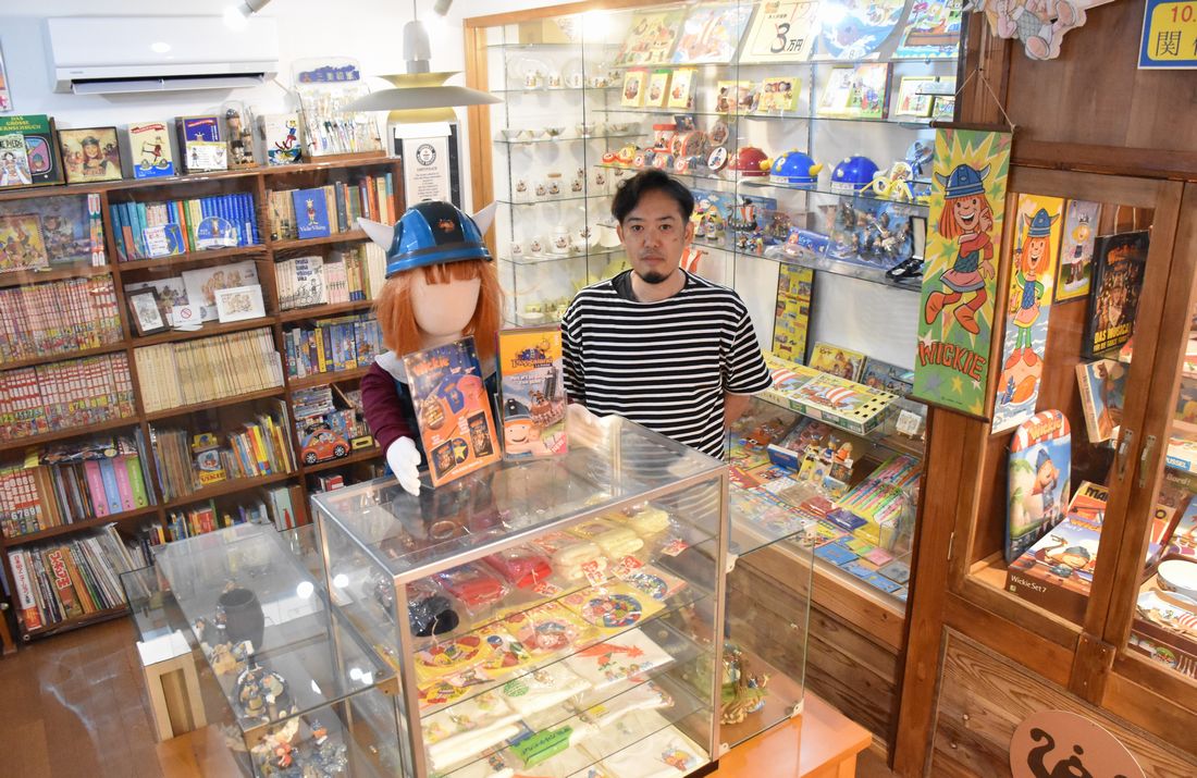 アニメ「ビッケ」の博物館をオープンした岩井清志さん＝古河市横山町