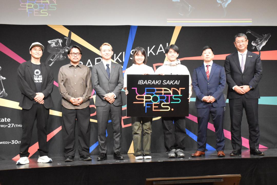 アーバンスポーツ国際大会の概要を発表した橋本正裕町長(左)ら運営関係者と明賀芽泉さん(左から4人目)ら国内代表選手たち=2025年9月22日、東京都渋谷区