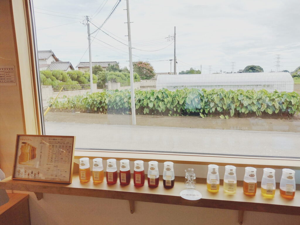 月ごとのはちみつについている名前は、赤ちゃんの名前辞典を見て、松沼さん夫妻で考えたそうです=五霞町小手指