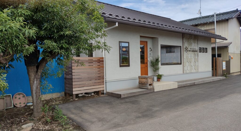 はちみつ専門店「mel akabokke」の店舗外観=五霞町小手指