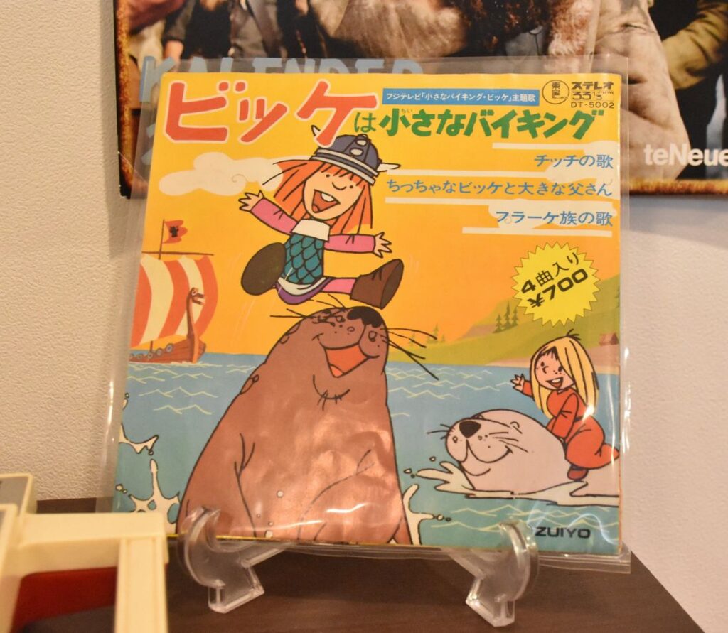 アニメの主題歌が録音されたレコード