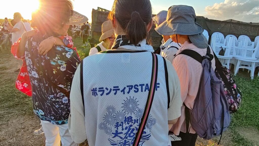 利根川大花火大会の運営を支えるボランティアスタッフ（境町提供）