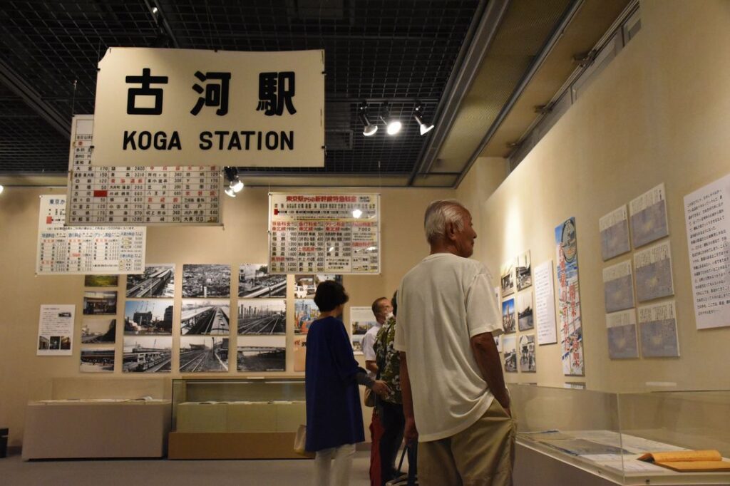 鉄道にまつわる地域の出来事や言い伝え、絵本なども展示