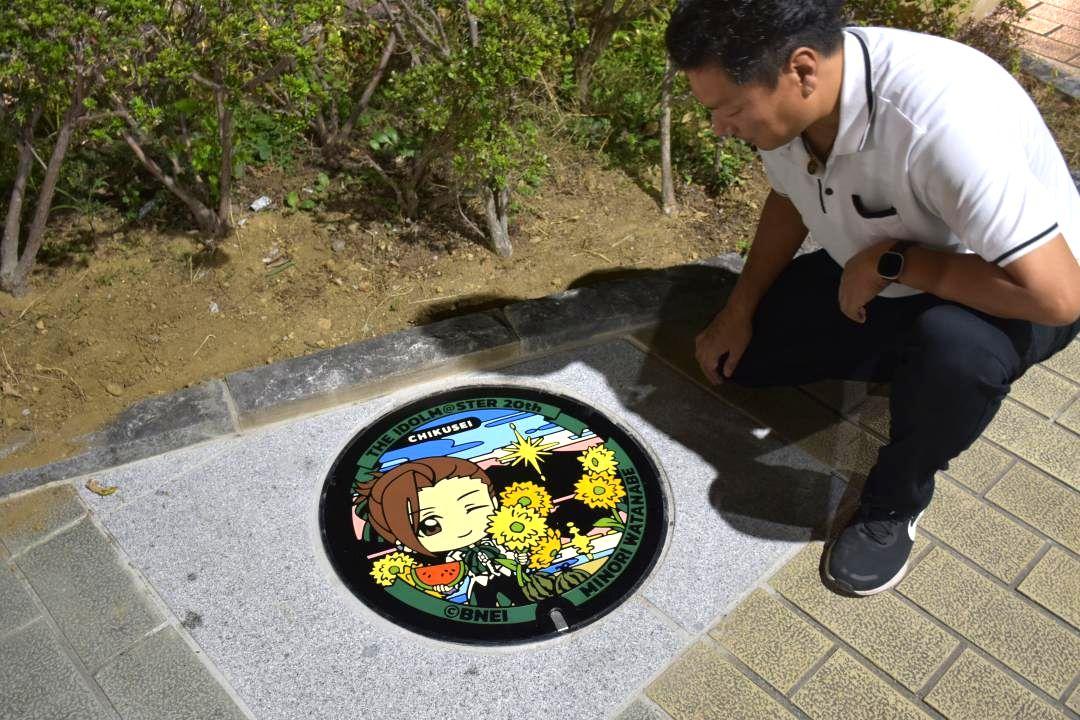 歩道に設置された「渡辺みのり」のマンホールふた=筑西市乙