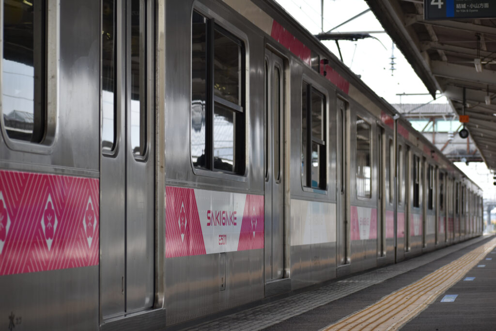 駅ホームに停車中の「E501 SAKIGAKE」（資料写真）