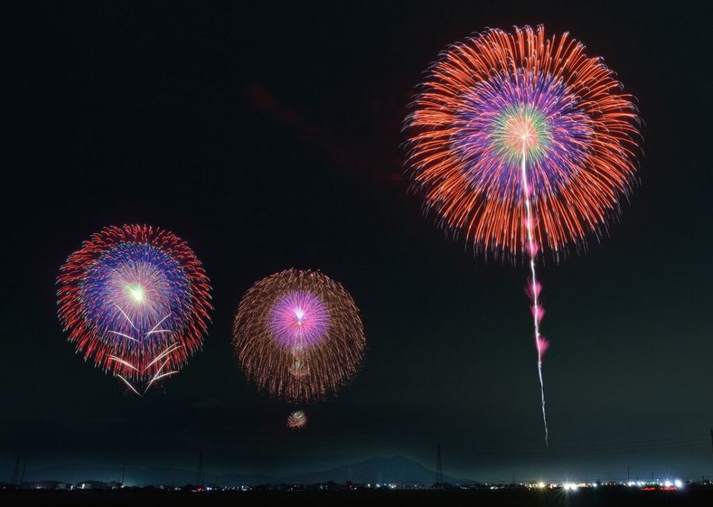 森煙火工場、野村花火工業、山﨑煙火製造所による尺玉打ち上げ(昨年の大会より。筑西市商工観光課提供)