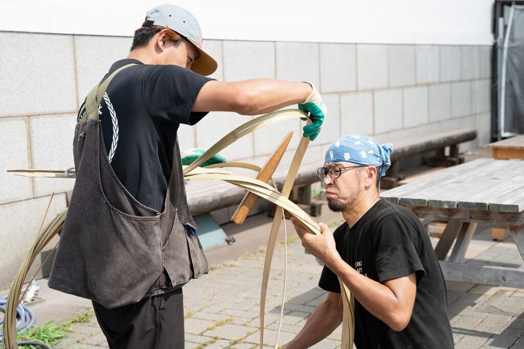 木桶を組み立てる職人ら(2024年のイベントより。さかいまちづくり公社提供)