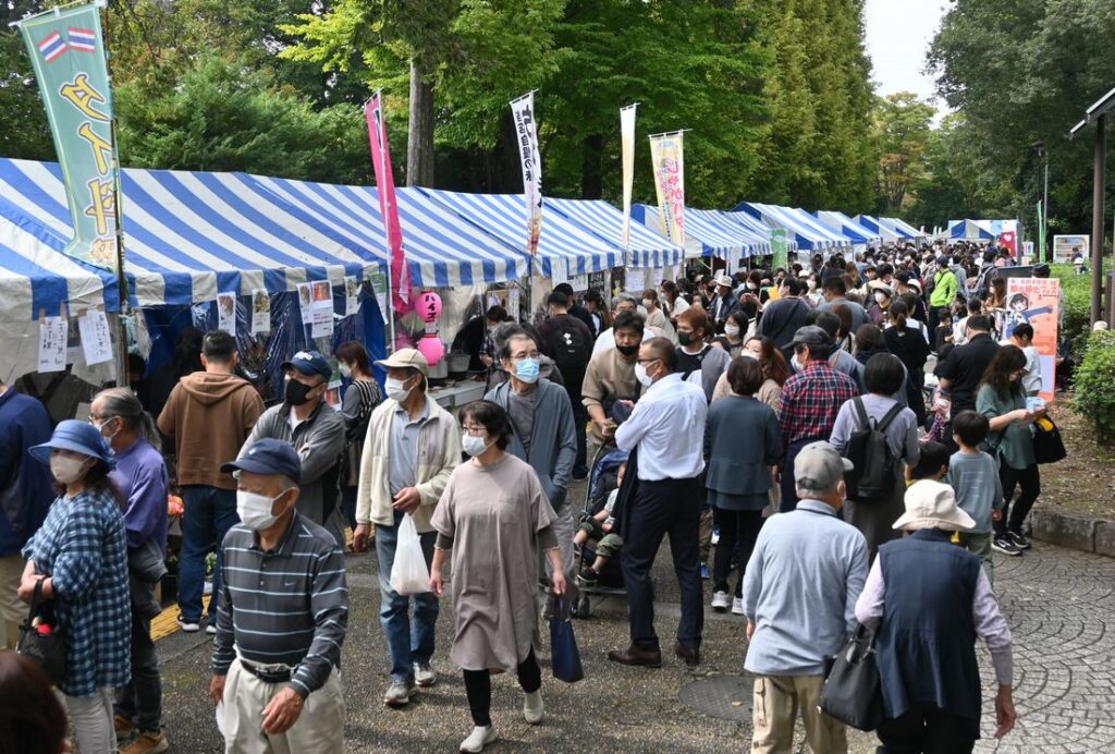 多くの人でにぎわった「しもつま砂沼フェスティバル」＝2022年10月16日、下妻市長塚乙