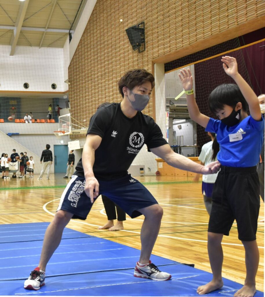 子どもを指導する、古河市出身で体操のリオ五輪金メダリストの山室光史さん＝2022年11月3日、同市下大野