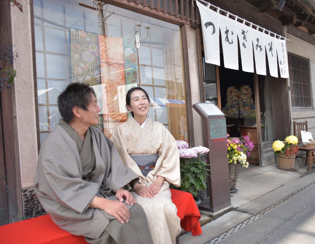見世蔵の前で一休みする和装姿の参加者＝2022年11月12日、結城市結城