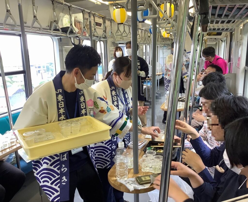 JR水戸支社が運行している地酒列車の車内の様子（同支社提供）