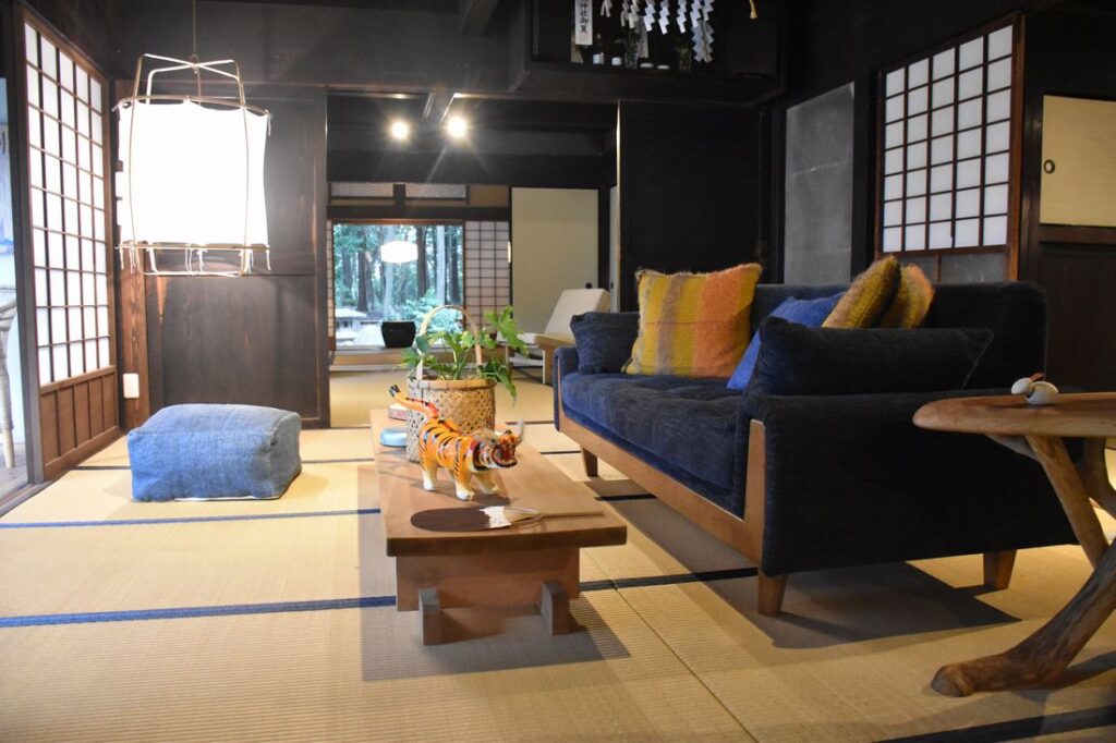 水原希子さんが監修した家具や小物が配置された室内