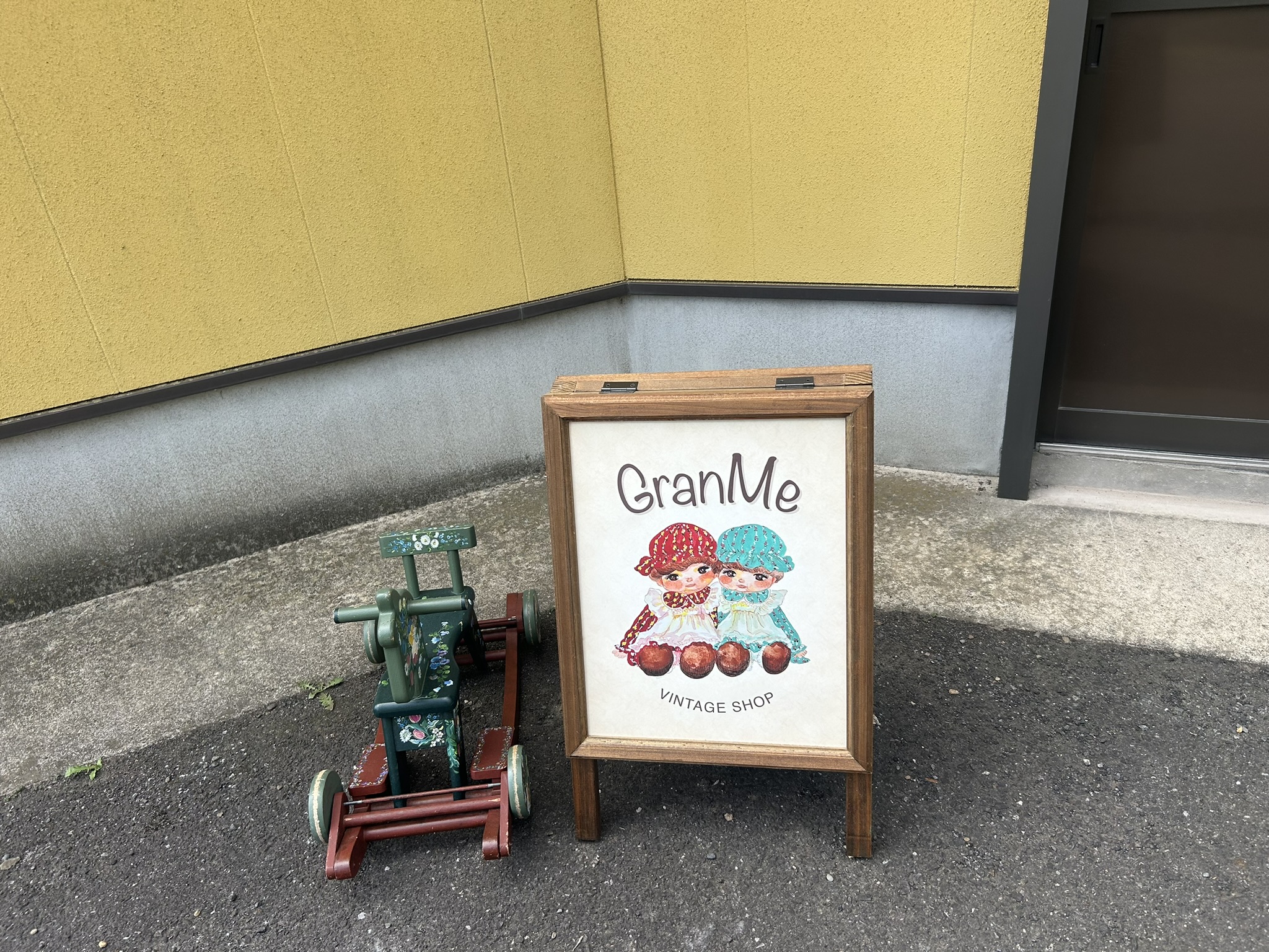 双子の人形をデザインしたかわいらしい看板が迎えてくれます
