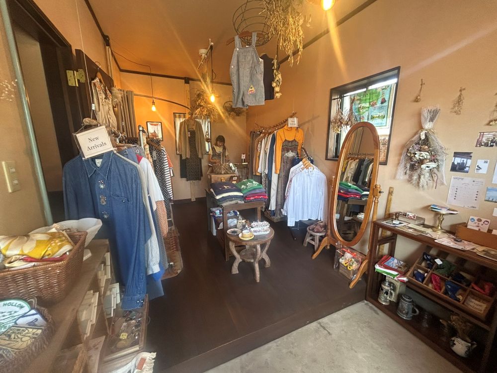 一点物の古着がずらしと並ぶ店内