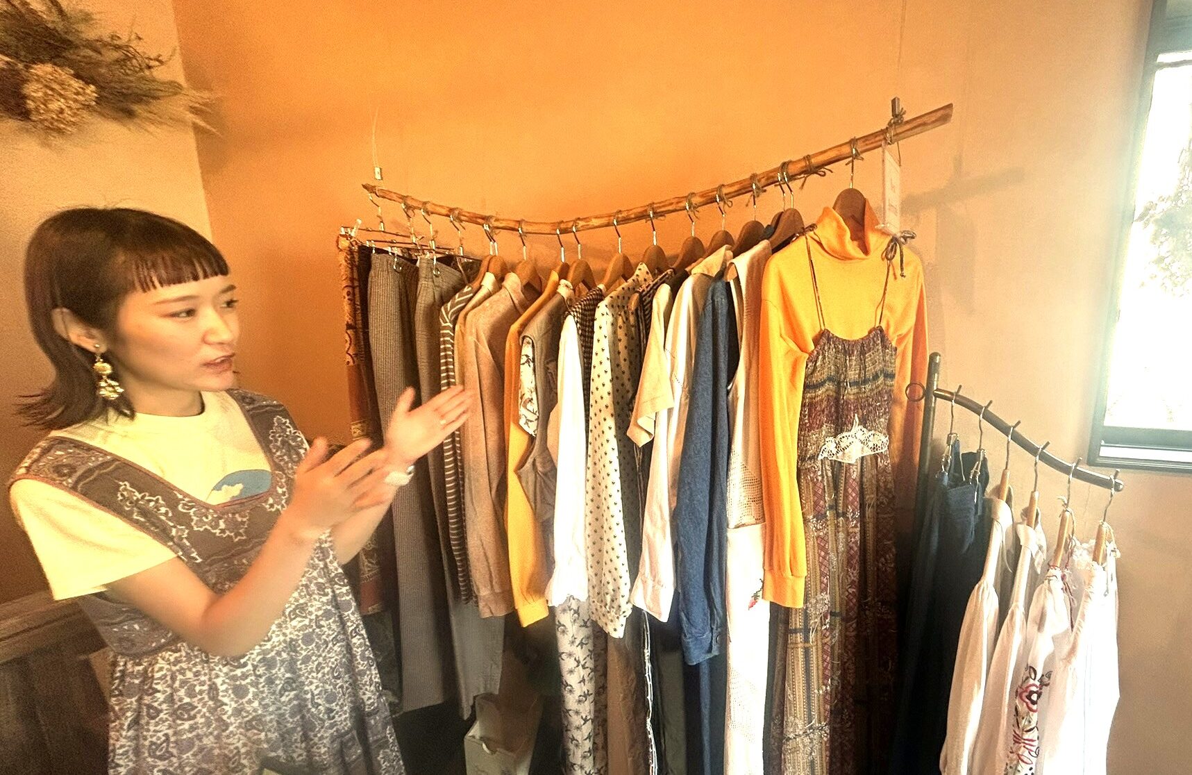 「古着屋　Granme」で商品を一つ一つ説明する里歩さん