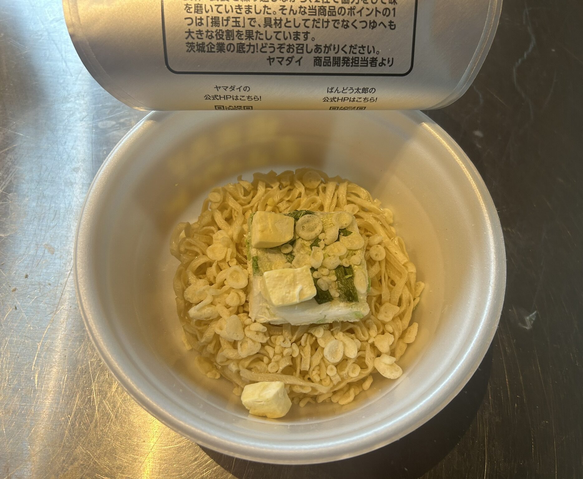 かやくを全て入れるとこんな感じ。豆腐が大きい
