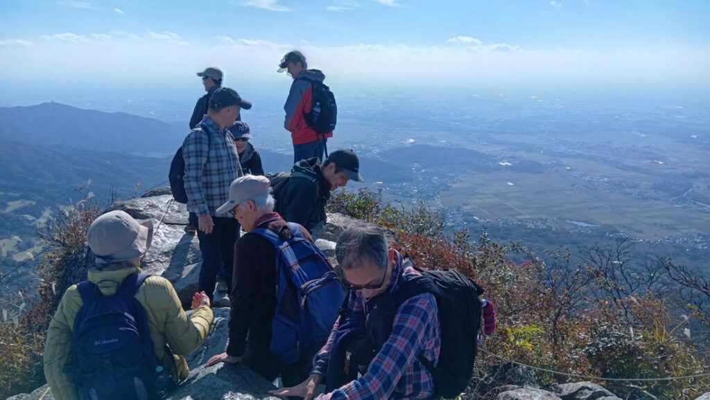 筑波山（女体山）の山頂付近に立つ登山客ら