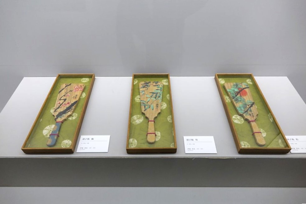 松竹梅の羽子板＝筑西市大塚