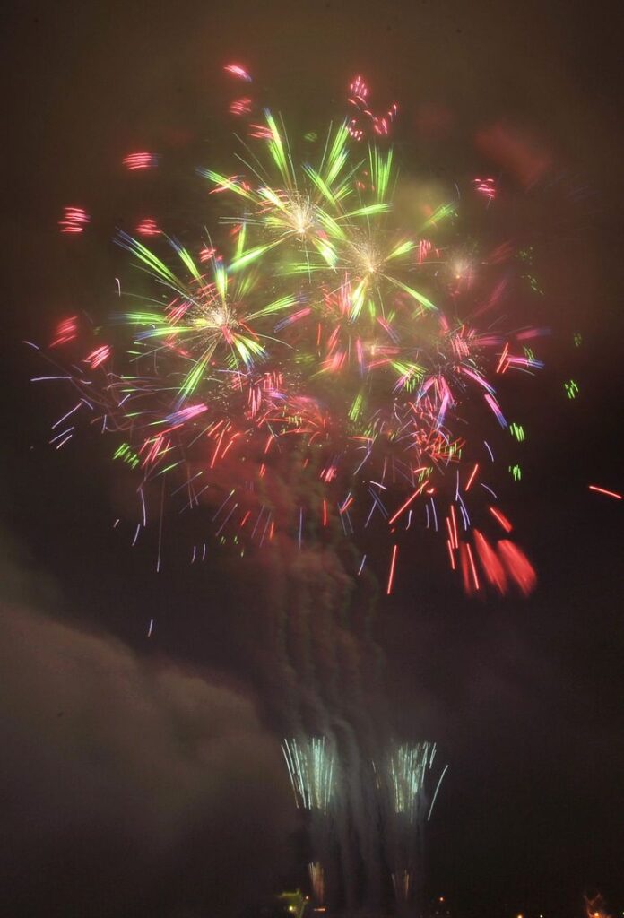野村花火工業が打ち上げたスターマイン（資料写真）