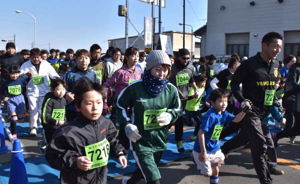 2親子ペアの部に出場しスタートする参加者＝2018年、結城市鹿窪